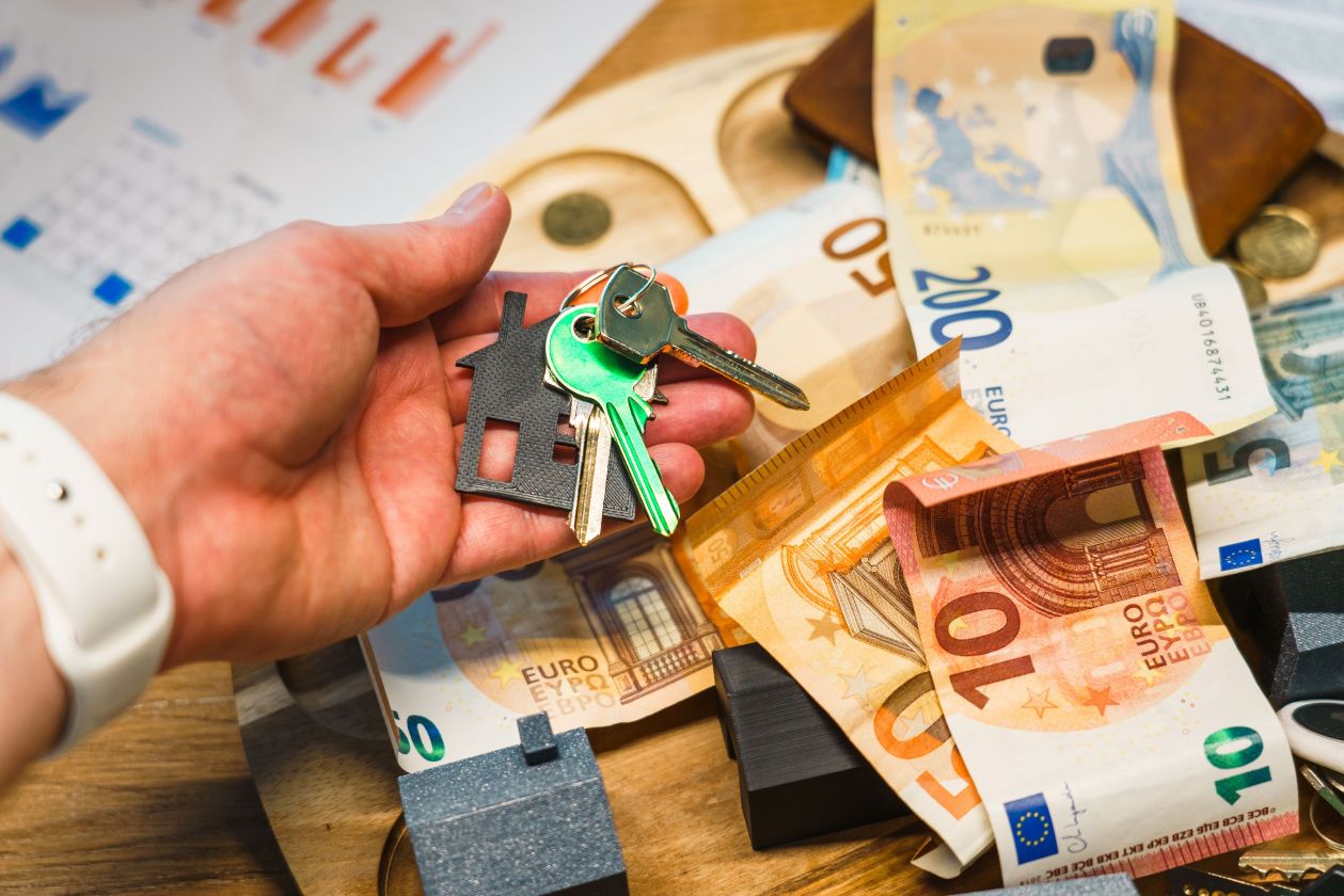 House keys resting on euro notes